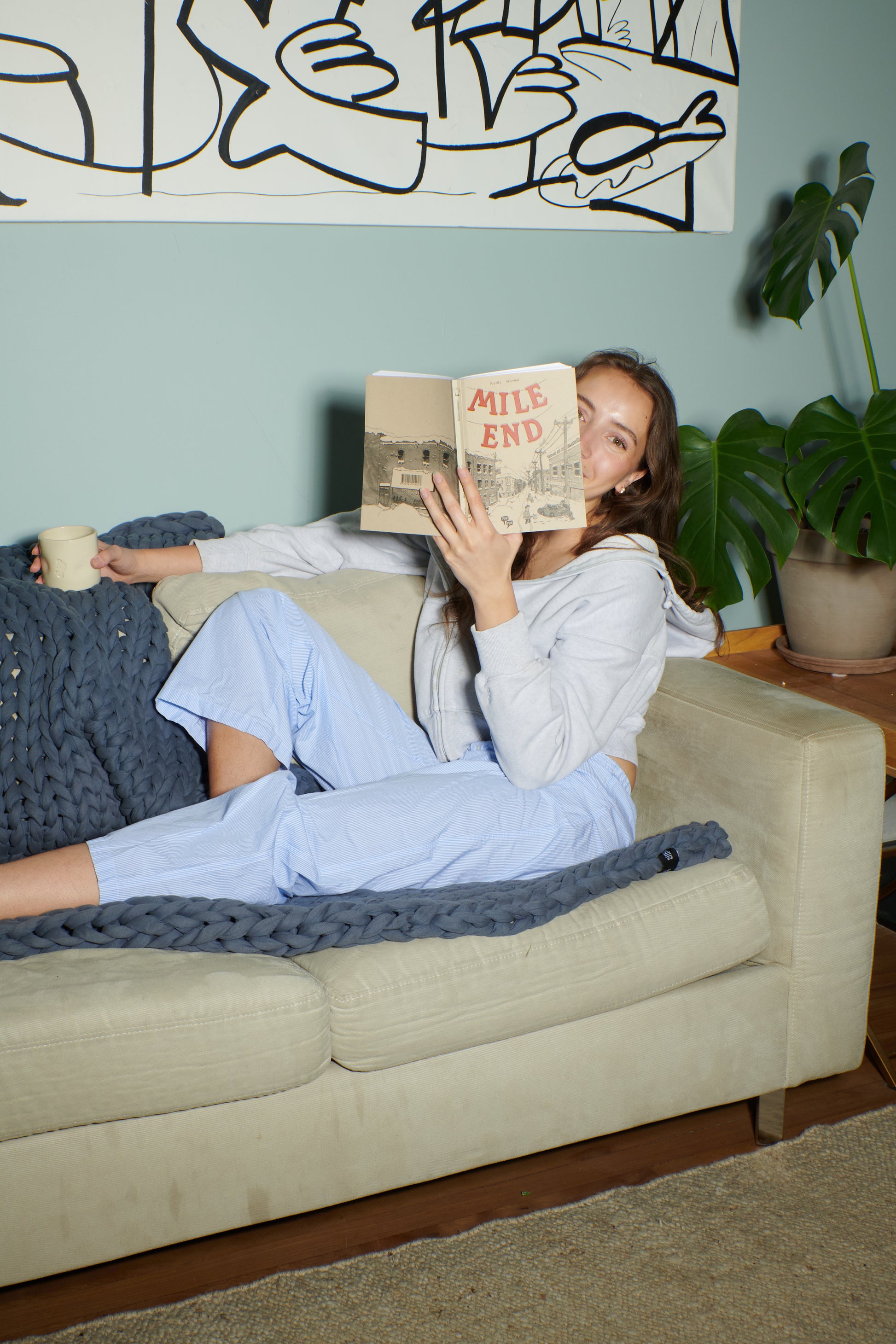 Pause lecture dans le canapé avec une la chicorée Chico