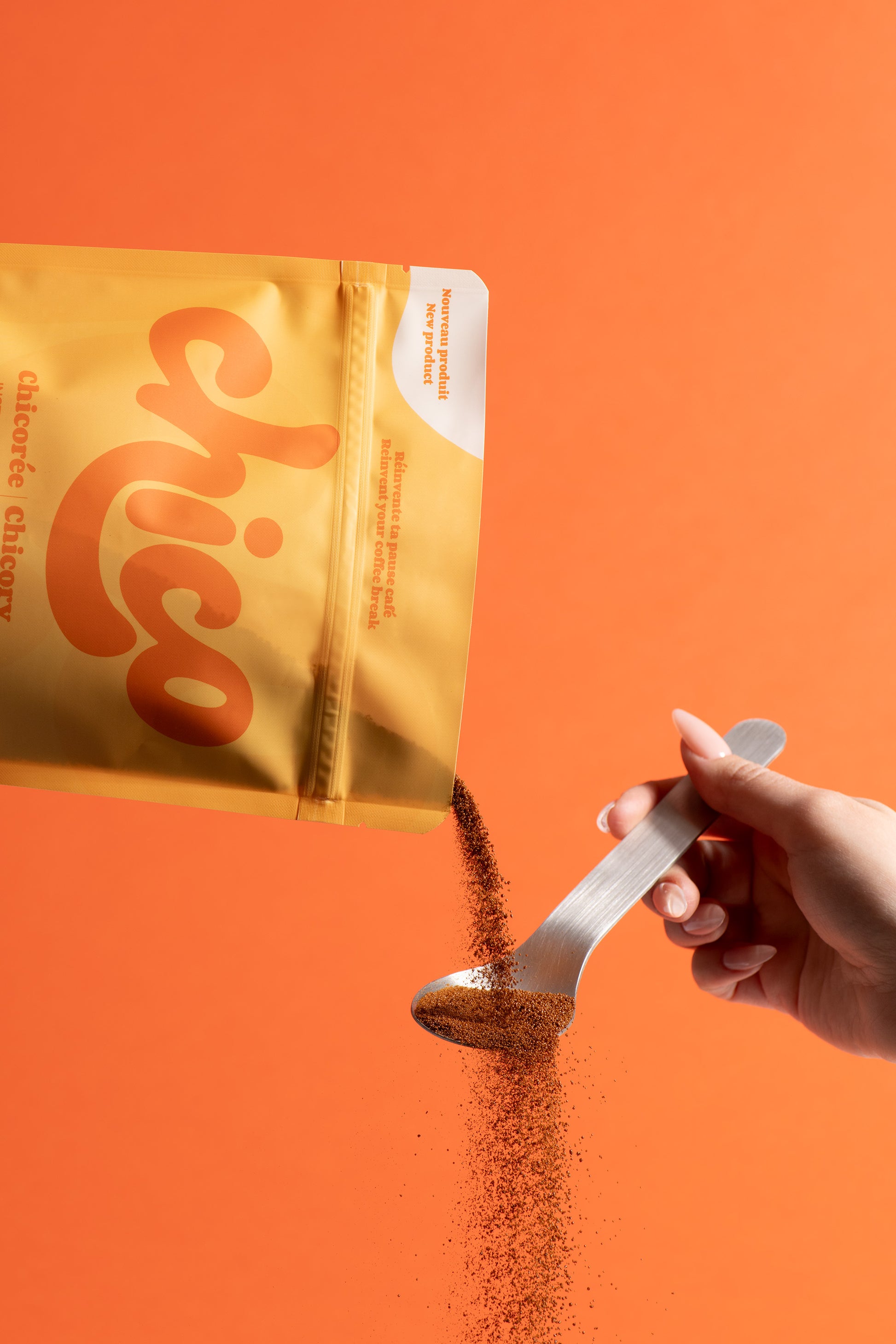 Chicorée instantanée Chico sur fond orange qui se verse dans une cuillère