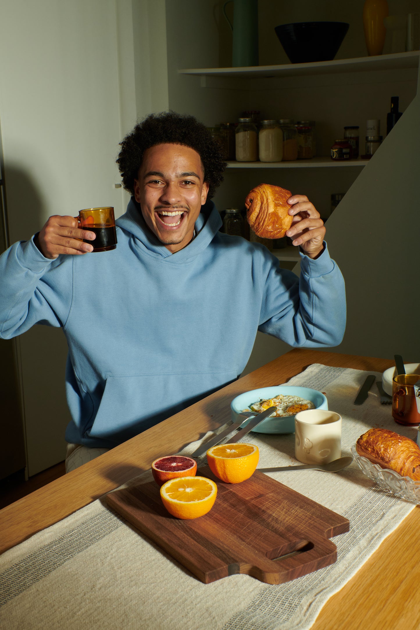 Petit déjeuner avec de la chicorée Chico et une chocolatine.