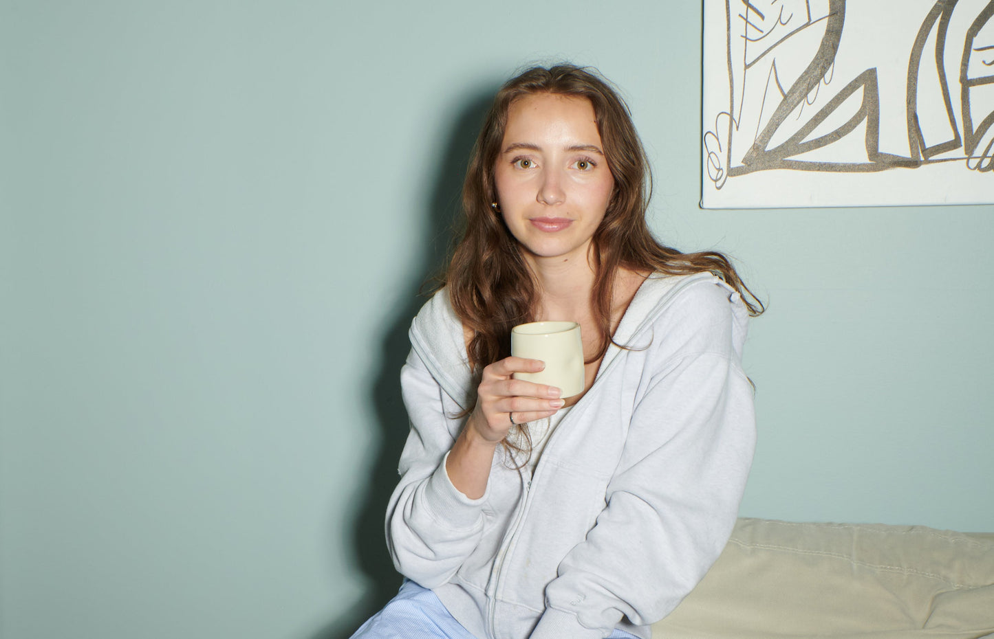 Femme qui boit de la chicoree Chico le matin au petit déjeuner