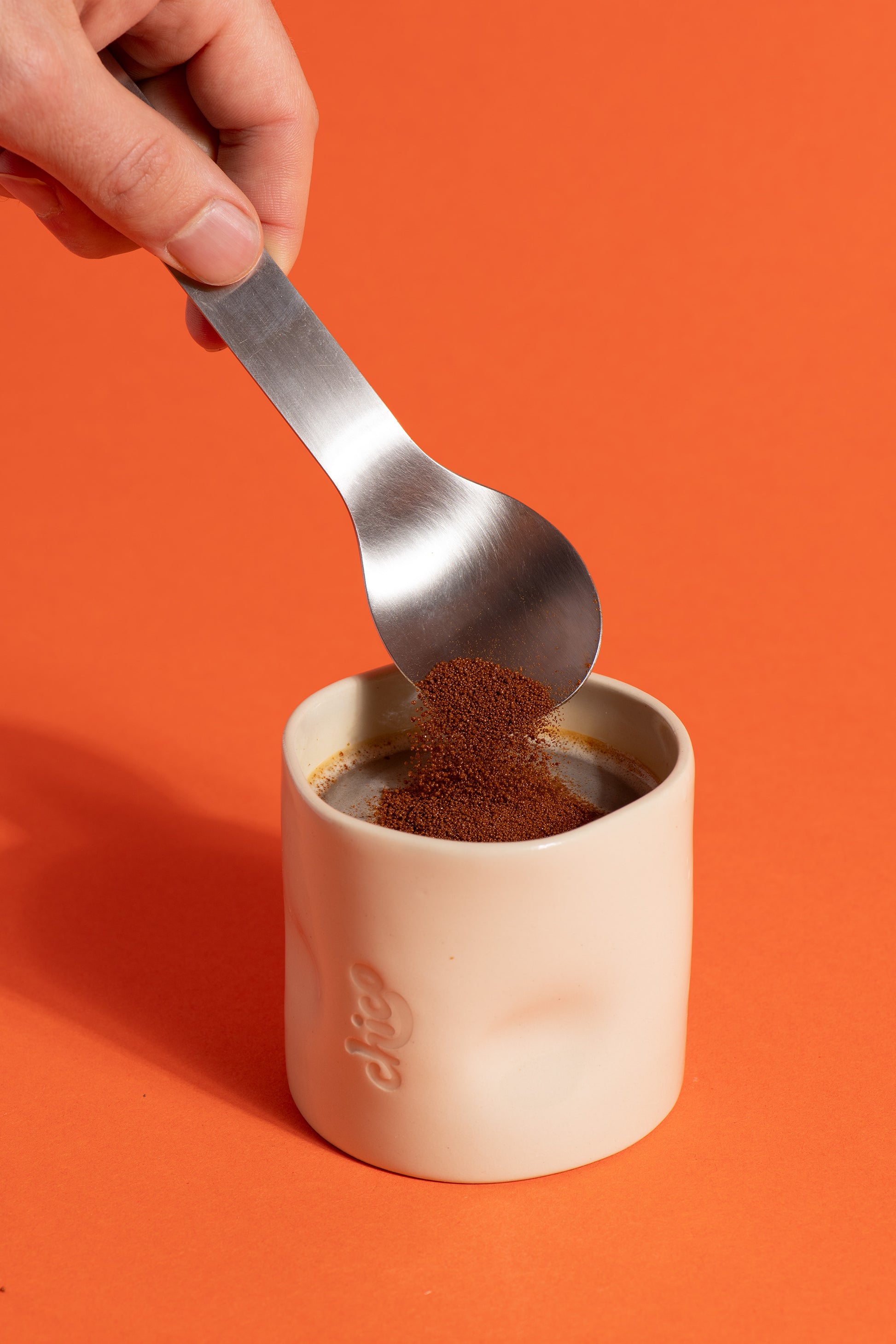 Chicorée Instantanée Chico dans une tasse Monokiini avec le logo Chico