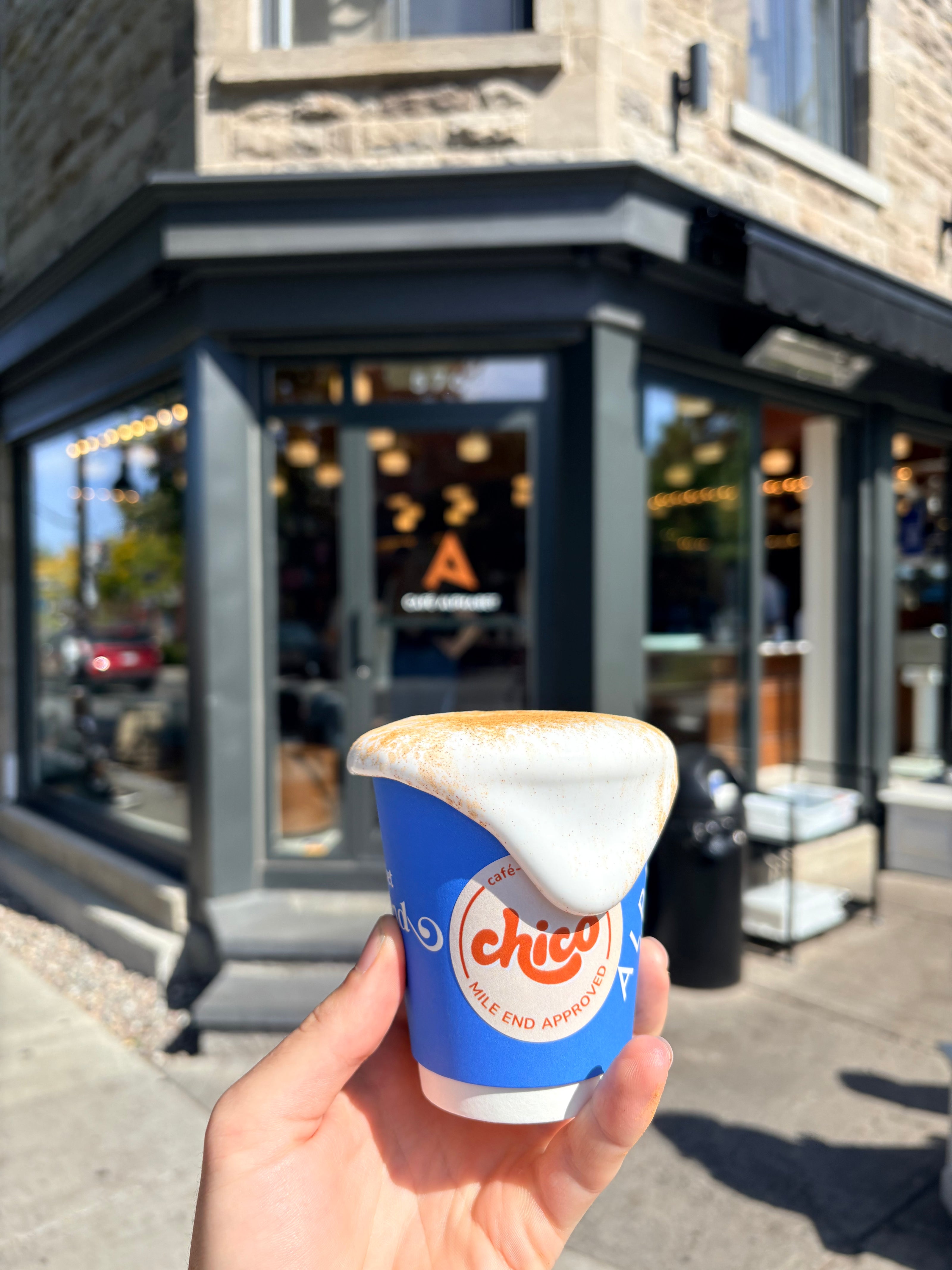 Café Chico dans un cup du Café Alphabet et du torréfacteur Ambros 