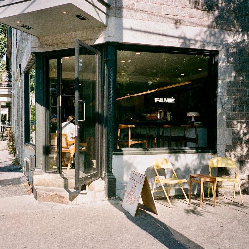Le devant du café FAMÉ à Montréal dans le Mile End