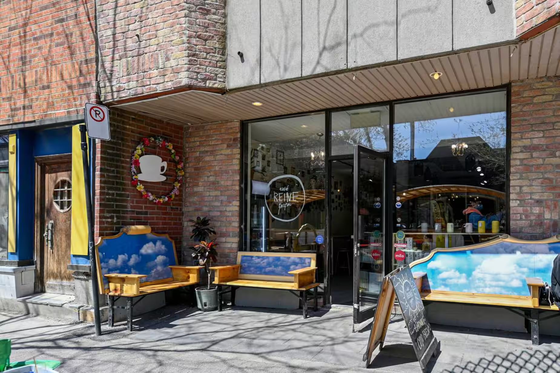 Le devant du café Reine Garçon sur le Plateau à Montréal
