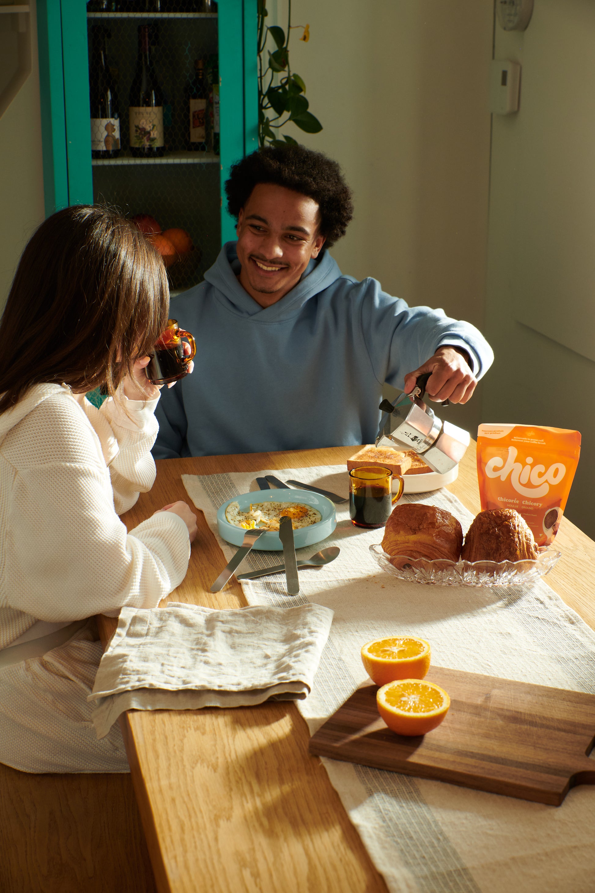 Une homme et une femme prenne le petit déjeuner avec de la chicoree.